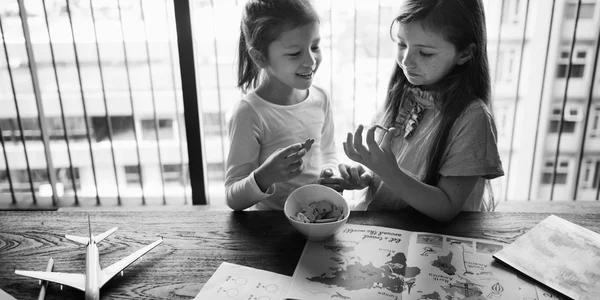 Girls Eating Cookies — Stock Photo, Image