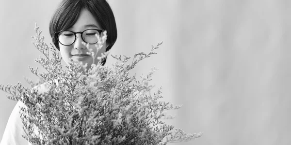 Asian woman holding dry flowers — Stockfoto