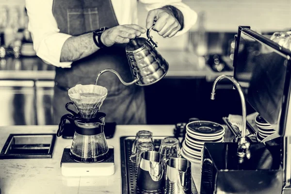 Barista haciendo café Chemex —  Fotos de Stock