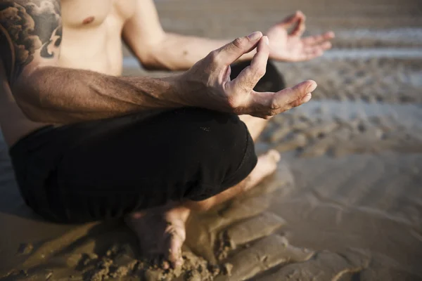 Yoga, meditasyon yapan erkek — Stok fotoğraf