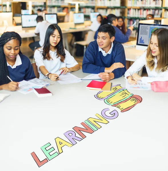 Diversiteit groep studenten — Stockfoto