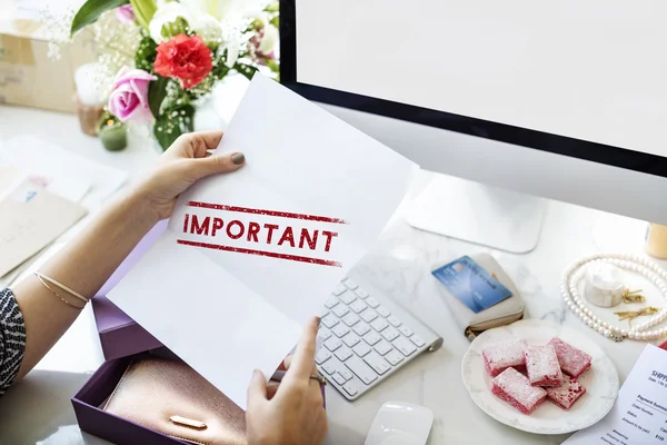 Mujer trabajando con computadora —  Fotos de Stock