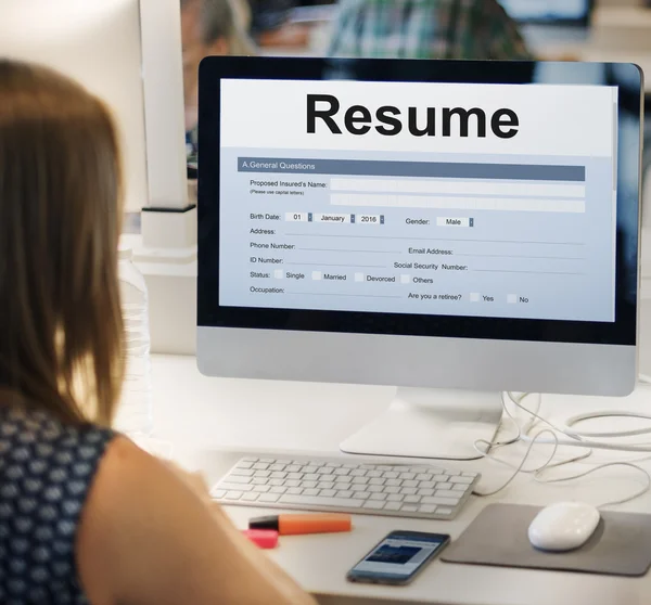 Femme utilisant un ordinateur à la table de travail — Photo