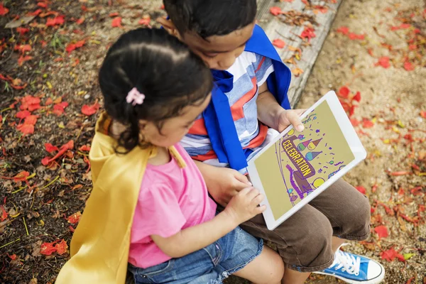 Kakak dan adik bermain dengan tablet — Stok Foto