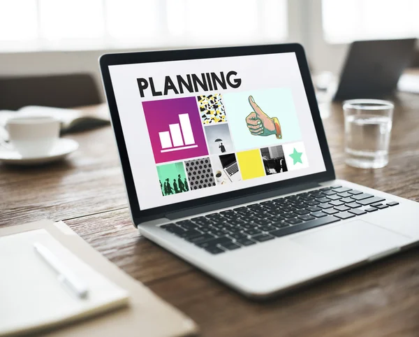 Tablo kavramı üstünde laptop  