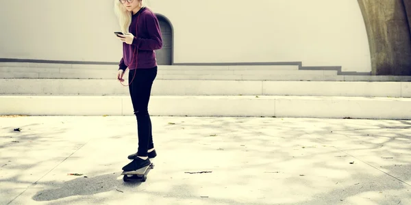 Bella donna equitazione skateboard — Foto Stock