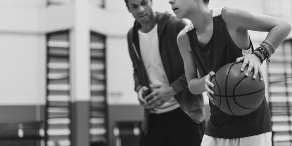 Pria dan anak laki-laki bermain basket — Stok Foto