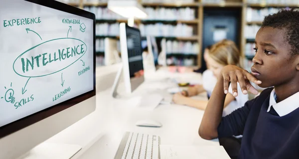 Elev pojke använda dator i skolan — Stockfoto
