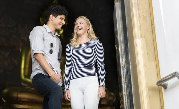 Pareja en templo budista — Foto de Stock