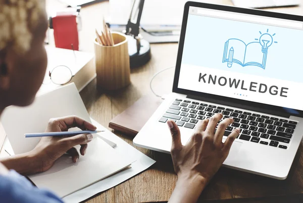 Laptop knowledge ile çalışan kadın — Stok fotoğraf