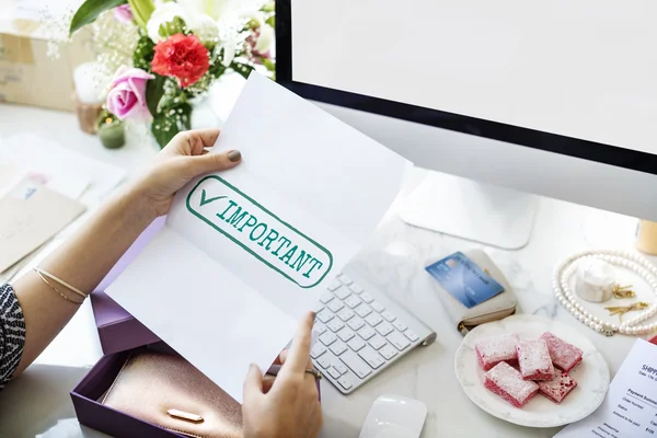 Woman reading letter — Stock Photo, Image