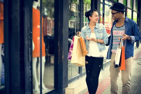 Donna e uomo parlando durante lo shopping — Foto Stock