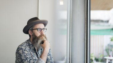 yakışıklı hipster adam şapkalı