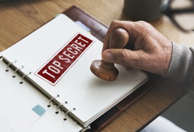 damga kağıt defter üzerinde koyarak adam