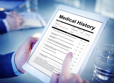 Dijital tablet elinde tutan kişi