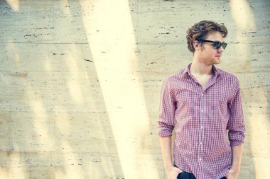 Duvara karşı ayakta adam