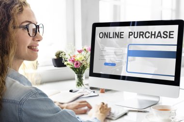  bilgisayar ile çalışan kadın