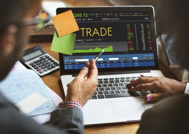 çalışma ve fikirleri tartışmak iş adamları 