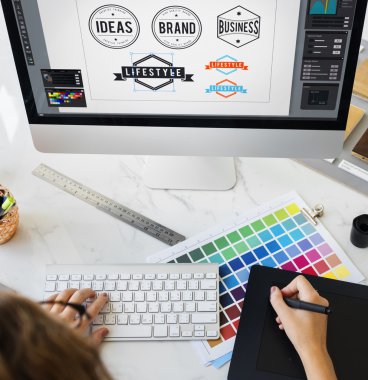 Grafik tablet ile çizim kız 
