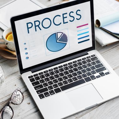 ekrandaki bilgileri ile dizüstü bilgisayar