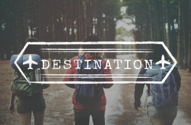 En yakın arkadaşlarım birlikte ormanda hiking