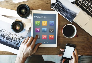 Dijital tablet kullanan adam  