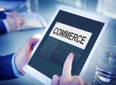 Dijital tablet elinde tutan kişi