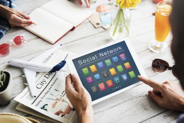 Dijital tablet kullanan adam