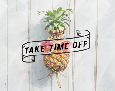 Ahşap kurullarında komik ananas