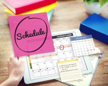 Dijital tablet elinde tutan kişi