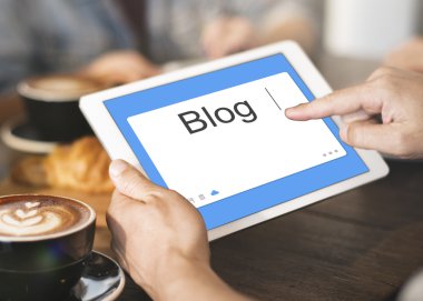 Adam kafede dijital tablet kullanma