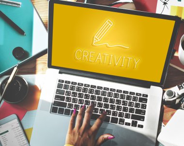 tipik dizüstü klavye üzerinde ofis çalışanı