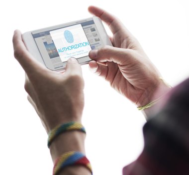 delikanlı ellerinde smartphone ile 