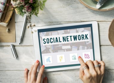 dijital tablet kullanan kadın