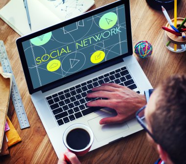 dizüstü bilgisayar kullanan adam