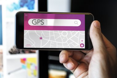 Cep telefonu kullanan adam 