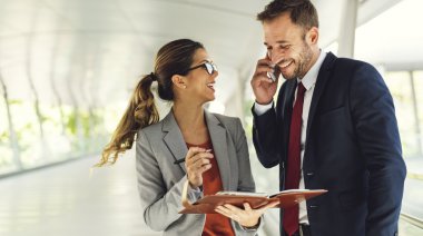 iş adamları birlikte tartışıyor