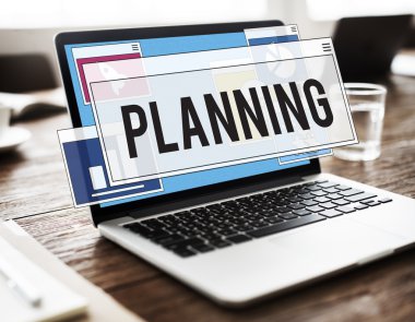 çalışma alanı tablo üstünde laptop