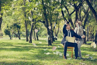 İş adamı ve iş kadını ile laptop Park