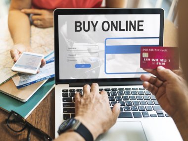 Dizüstü bilgisayar kullanan çift