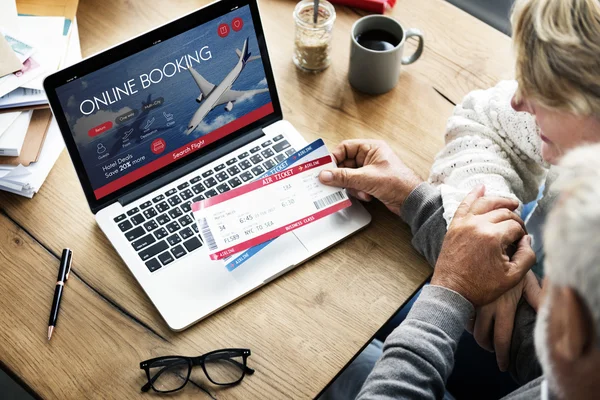 Casal sénior segurando passagens aéreas — Fotografia de Stock