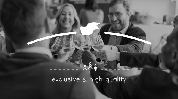 Affärsmän skål med vin på restaurangen — Stockfoto