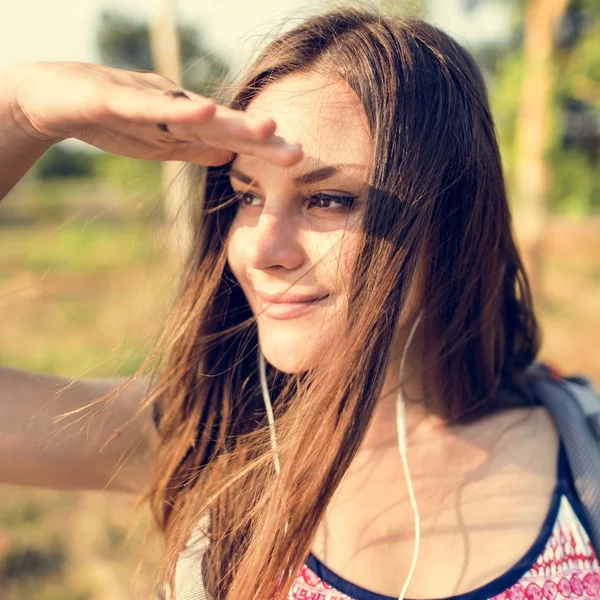 Mujer escuchando música en auriculares —  Fotos de Stock