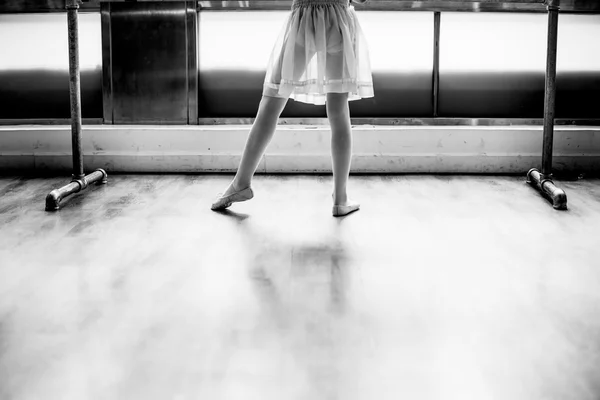 Ung Ballerina gör praktiken — Stockfoto