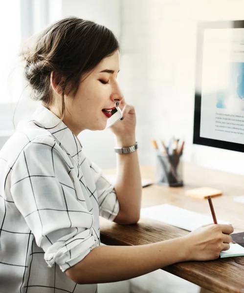 Menina trabalhando em estúdio de design — Fotografia de Stock