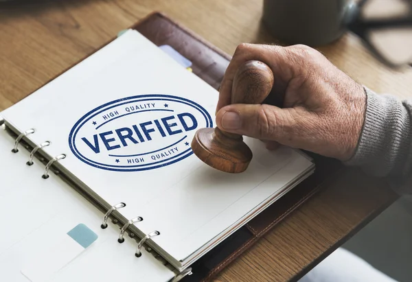 Man stempel zetten papieren notitieblok — Stockfoto