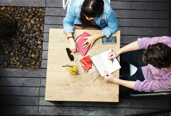 Estudiantes aprendiendo juntos — Foto de Stock