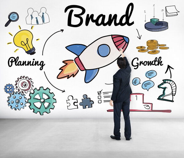 Бизнесмен стоит у стены Бренд
