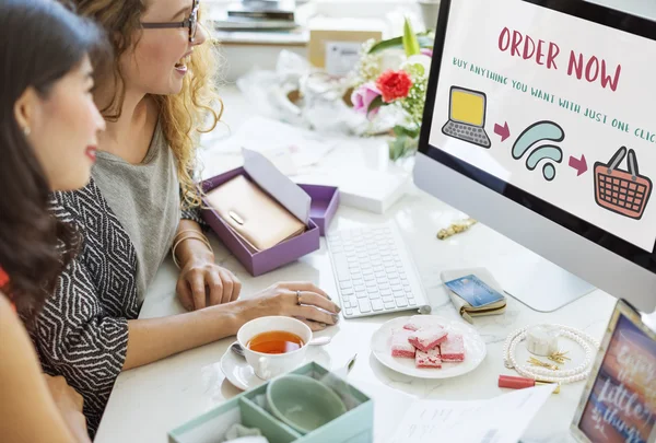 Frau blickt auf Computerbildschirm — Stockfoto