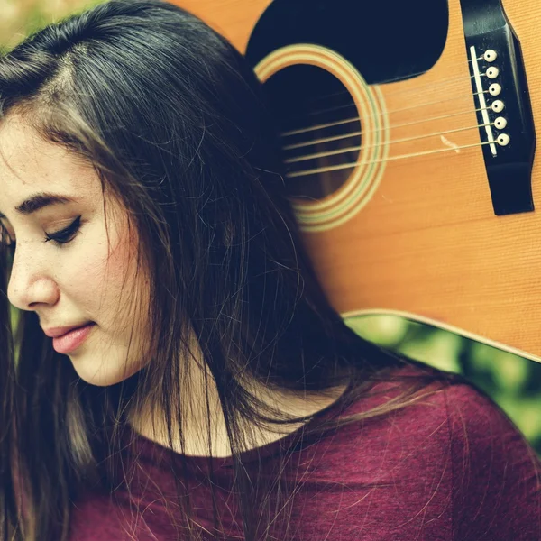 Mujer joven con guitarra acústica —  Fotos de Stock